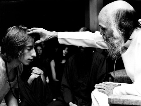 Doug taking sannyas from Osho in 1979